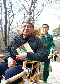 China-Huangshan-Mountains-ChairCarrying-Habeeb