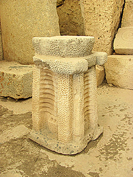 Ħaġar Qim stippled portal entrance into apse