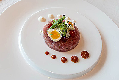 tuna-tartare-in-deluxe-madinat-jumeirah-resort