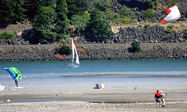 Columbia River kiteboarders