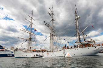 Rhiannan Iffland dives fromm the Tall ship Christian Radich