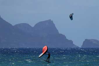 Wingfoiling Kahaha Beach, Maui